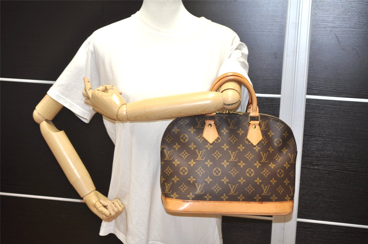 Authentic Louis Vuitton Monogram Alma Hand Bag Purse M51130 LV K4639