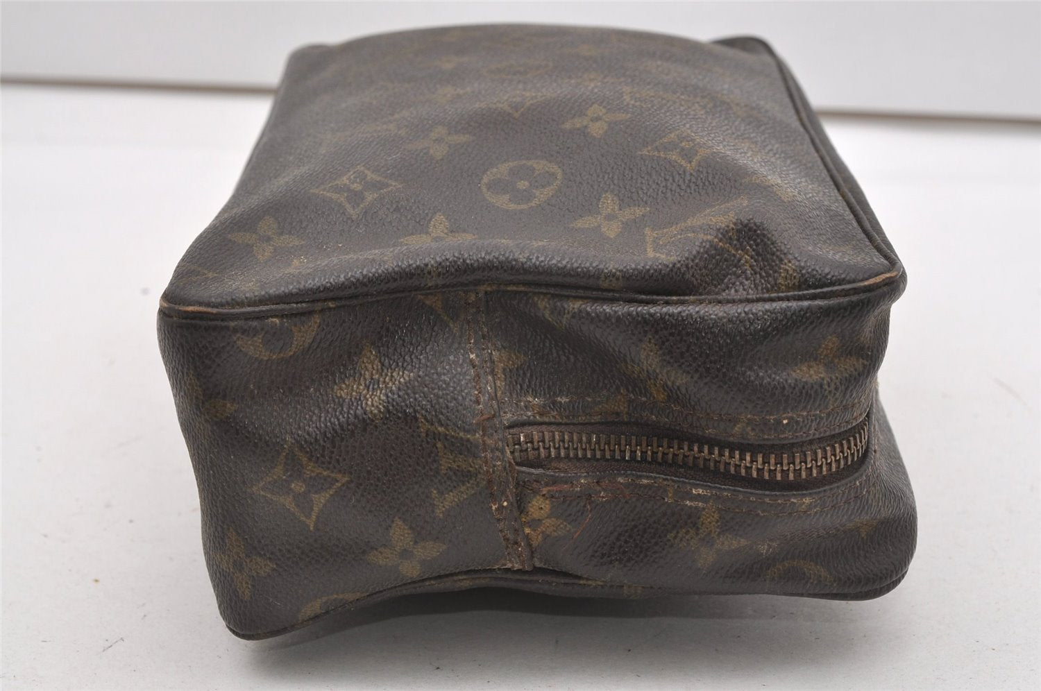 Auth Louis Vuitton Monogram Trousse Toilette 28 Clutch Hand Bag M47522 LV K4744