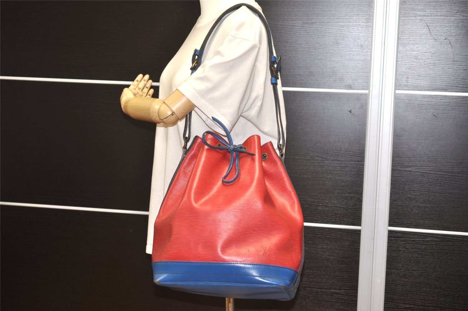 Authentic Louis Vuitton Epi Noe Bi-color Red x Blue M44084 Drawstring Bag K4796