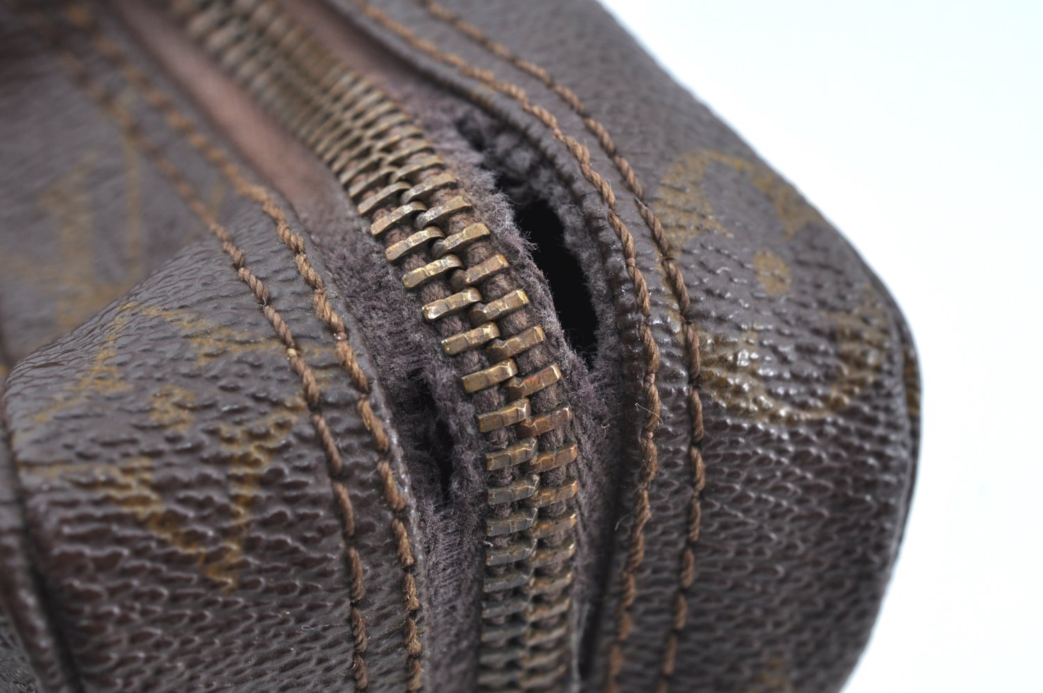 Auth Louis Vuitton Monogram Trousse Toilette 23 Clutch Hand Bag Old Model K5299