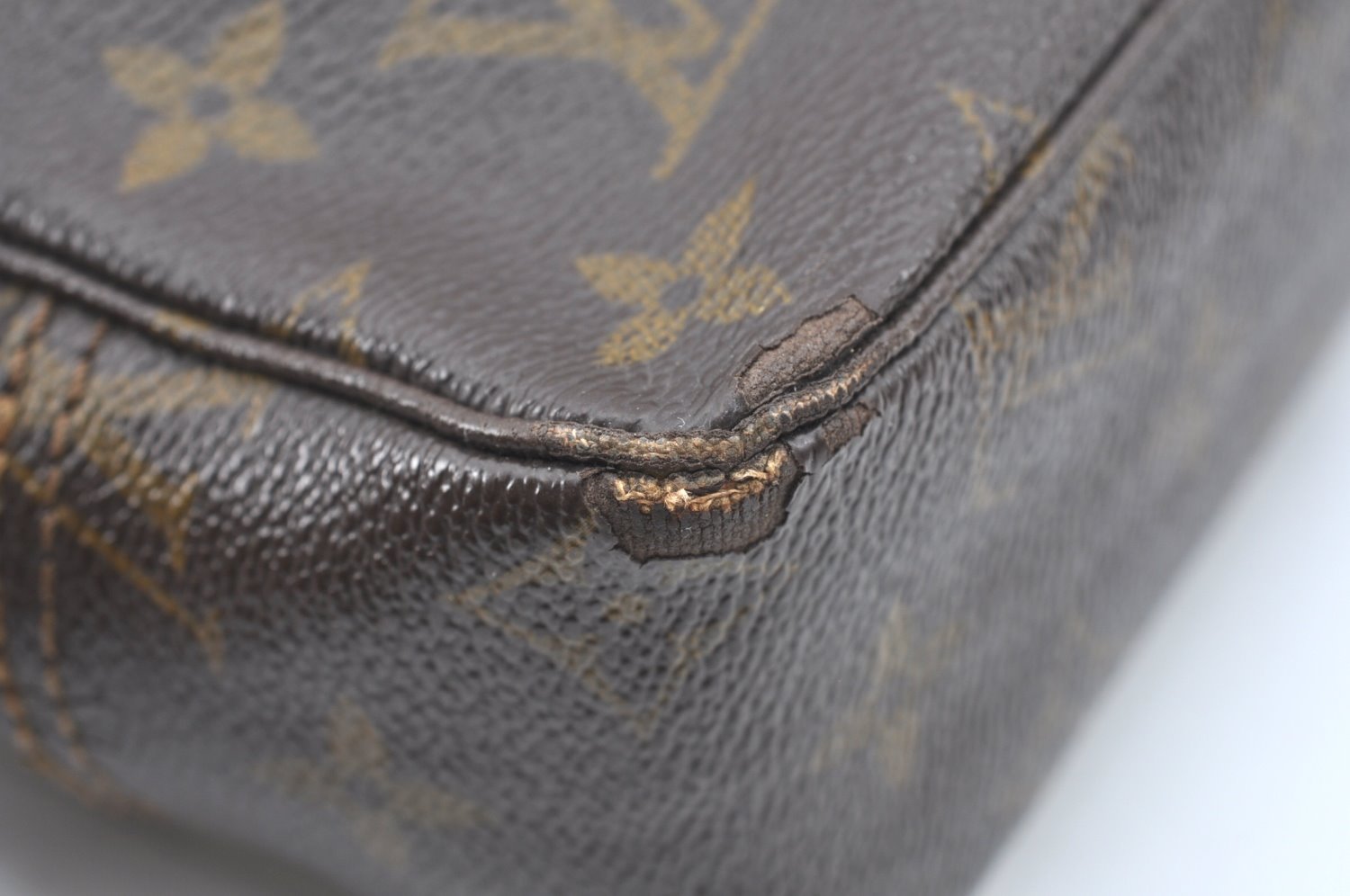 Auth Louis Vuitton Monogram Trousse Toilette 23 Clutch Hand Bag M47524 LV K5355