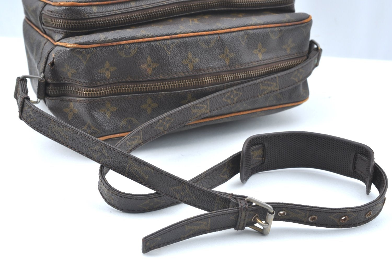 Authentic Louis Vuitton Monogram Nile Shoulder Cross Body Bag Old Model LV K5549