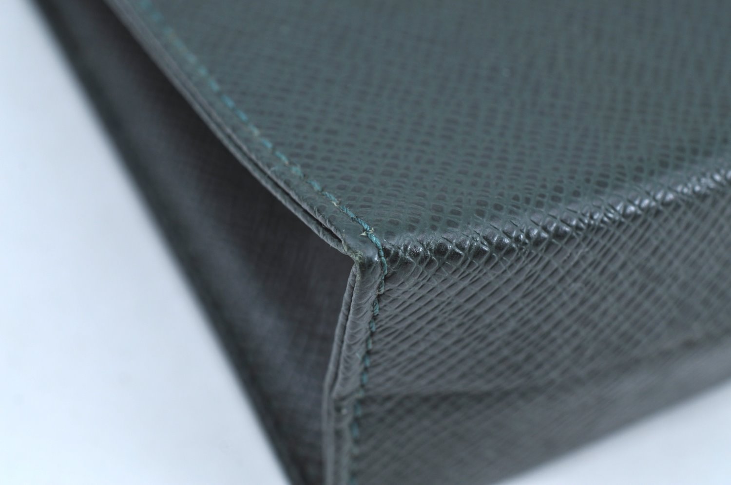 Auth Louis Vuitton Taiga Poche Toilette Cosmetics Pouch Green M99034 Junk K5572