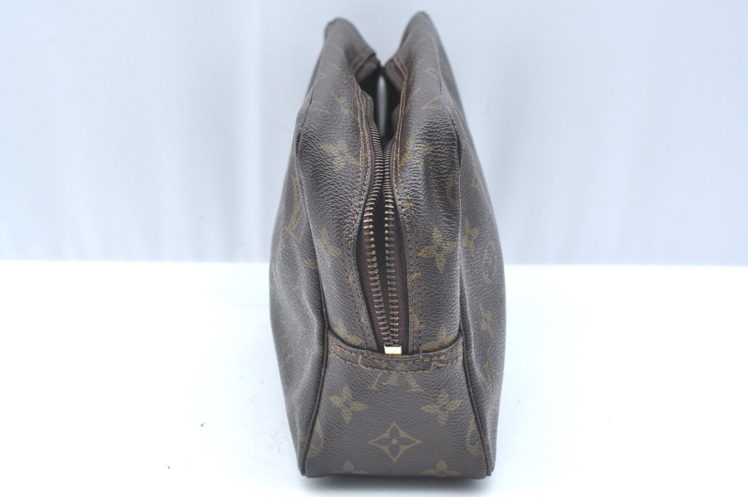 Auth Louis Vuitton Monogram Trousse Toilette 28 Clutch Hand Bag M47522 LV K5703