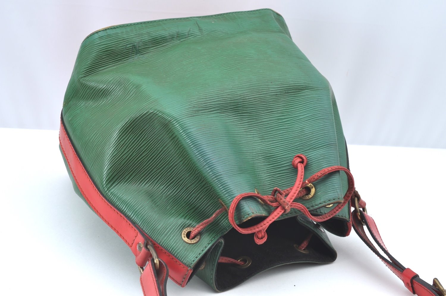 Authentic Louis Vuitton Epi Petit Noe Bi-color Green x Red Drawstring Bag K6043